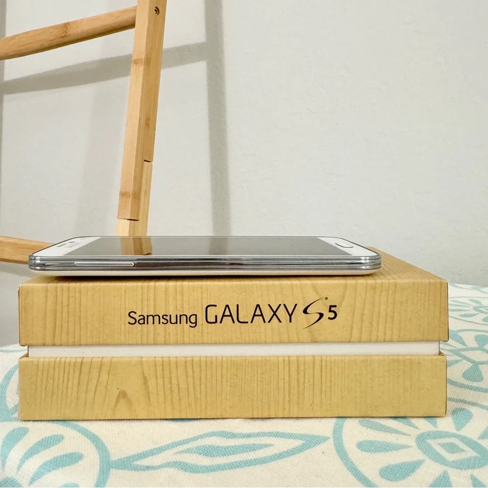 Unlocked Samsung Galaxy S5 flagship phone and charger and spare battery!